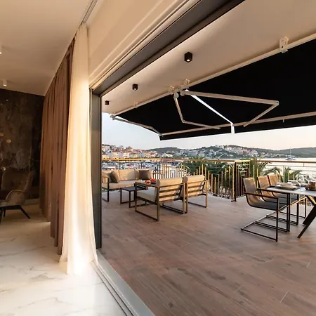 Apartamento Vagabundo Beachfront Penthouse - Private Jacuzzi & Sunset Views Trogir