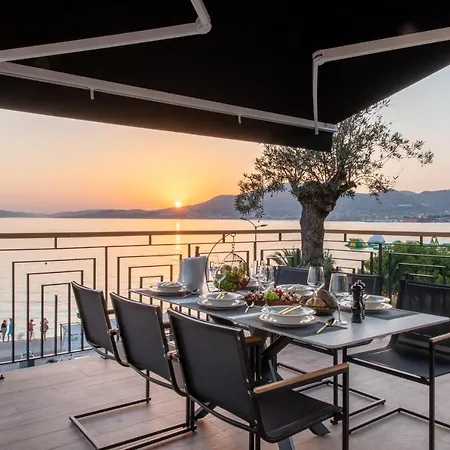 Vagabundo Beachfront Penthouse - Private Jacuzzi&sunset Views Appartement Trogir