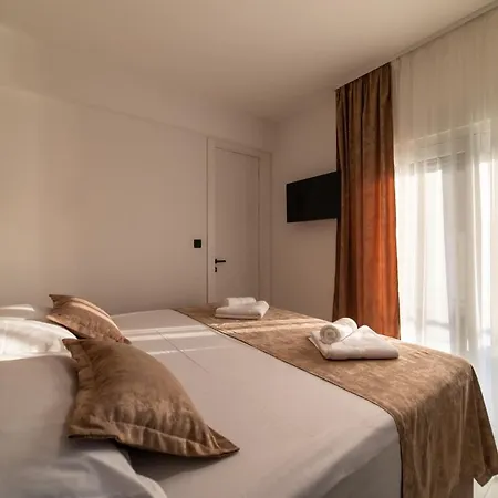 Vagabundo Beachfront Penthouse - Private Jacuzzi & Sunset Views * トロギール