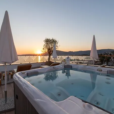 Vagabundo Beachfront Penthouse - Private Jacuzzi&sunset Views Trogir