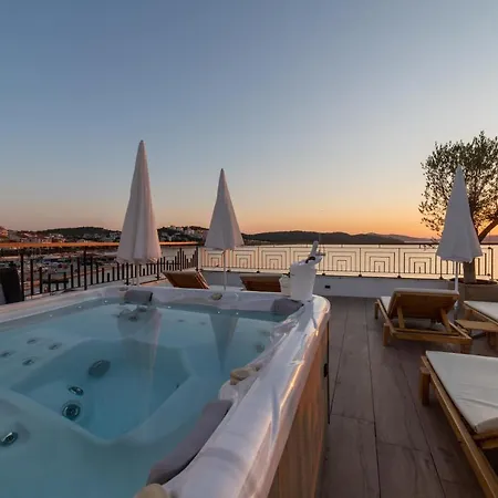 Vagabundo Beachfront Penthouse - Private Jacuzzi & Sunset Views * トロギール