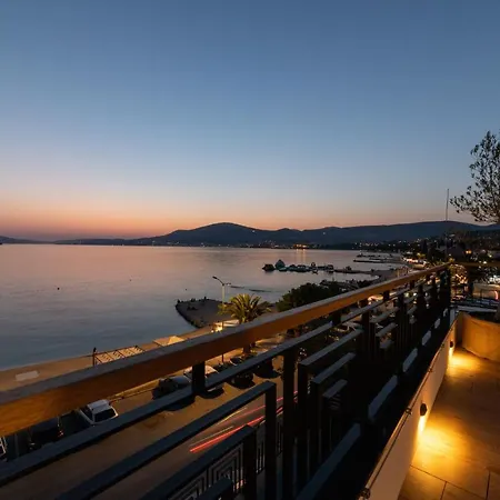 Vagabundo Beachfront Penthouse - Private Jacuzzi & Sunset Views * トロギール