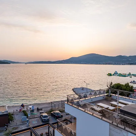 Vagabundo Beachfront Penthouse - Private Jacuzzi&sunset Views Trogir