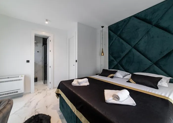 Apartamento Vagabundo Beachfront Penthouse - Private Jacuzzi & Sunset Views Trogir
