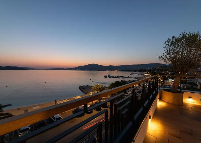 Vagabundo Beachfront Penthouse - Private Jacuzzi & Sunset Views * Trogir