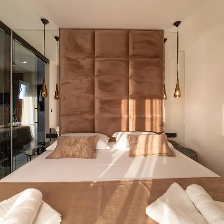 Vagabundo Beachfront Penthouse - Private Jacuzzi & Sunset Views Apartament Trogir