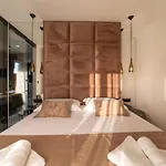 Vagabundo Beachfront Penthouse - Private Jacuzzi & Sunset Views דירה טרוגיר