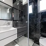 Vagabundo Beachfront Penthouse - Private Jacuzzi & Sunset Views טרוגיר