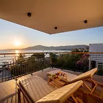 Vagabundo Beachfront Penthouse - Private Jacuzzi & Sunset Views טרוגיר