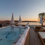 Vagabundo Beachfront Penthouse - Private Jacuzzi & Sunset Views * טרוגיר
