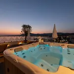 דירה Vagabundo Beachfront Penthouse - Private Jacuzzi & Sunset Views *