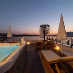 דירה Vagabundo Beachfront Penthouse - Private Jacuzzi & Sunset Views טרוגיר
