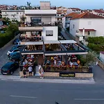 דירה Vagabundo Beachfront Penthouse - Private Jacuzzi & Sunset Views טרוגיר