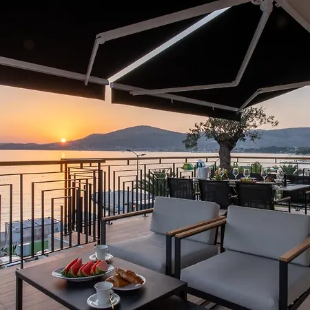 Vagabundo Beachfront Penthouse - Private Jacuzzi & Sunset Views 트로기르