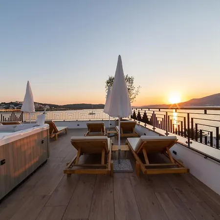Vagabundo Beachfront Penthouse - Private Jacuzzi & Sunset Views 아파트 *