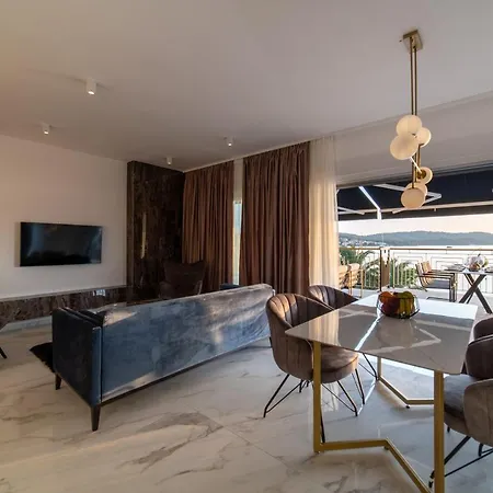 Vagabundo Beachfront Penthouse - Private Jacuzzi & Sunset Views 아파트 트로기르