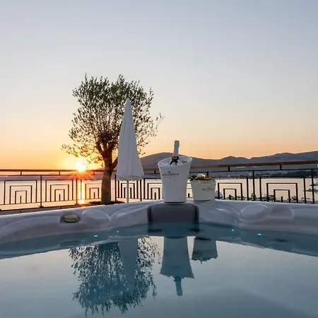 Appartamento Vagabundo Beachfront Penthouse - Private Jacuzzi & Sunset Views Traù