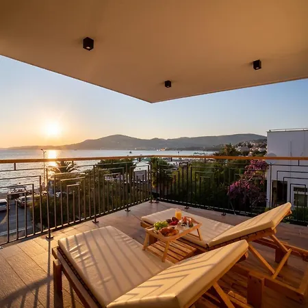 Vagabundo Beachfront Penthouse - Private Jacuzzi & Sunset Views Traù