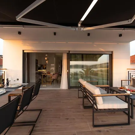 Vagabundo Beachfront Penthouse - Private Jacuzzi & Sunset Views Traù