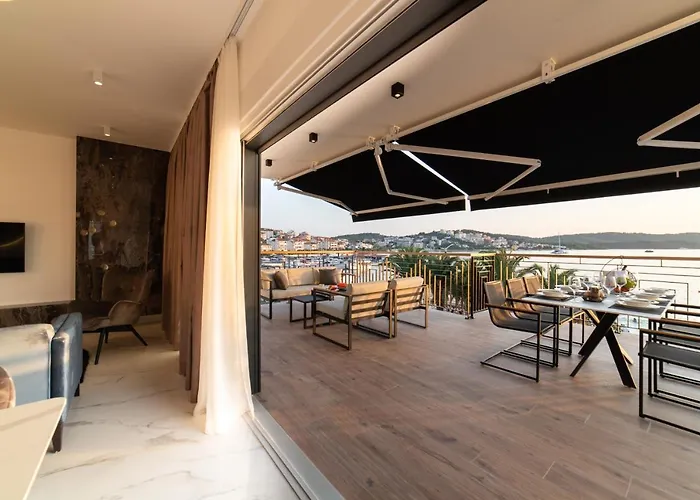 아파트 Vagabundo Beachfront Penthouse - Private Jacuzzi & Sunset Views 트로기르