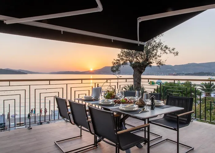 Vagabundo Beachfront Penthouse - Private Jacuzzi & Sunset Views 아파트 트로기르