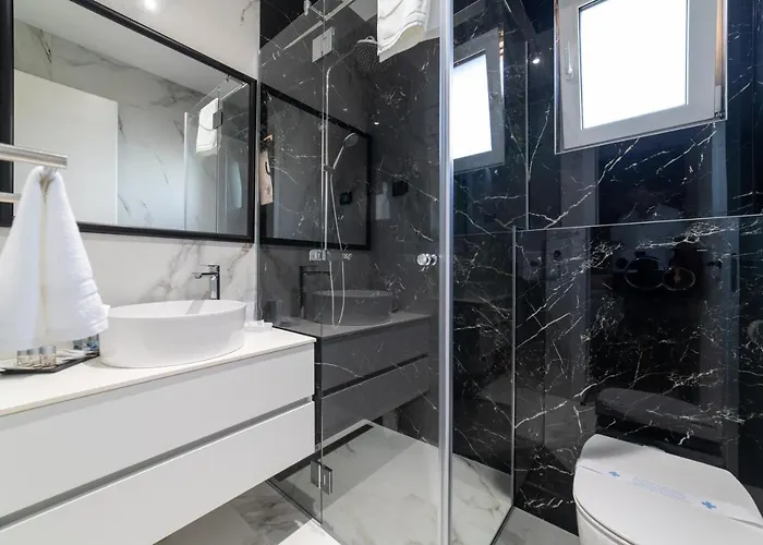 Vagabundo Beachfront Penthouse - Private Jacuzzi & Sunset Views 트로기르