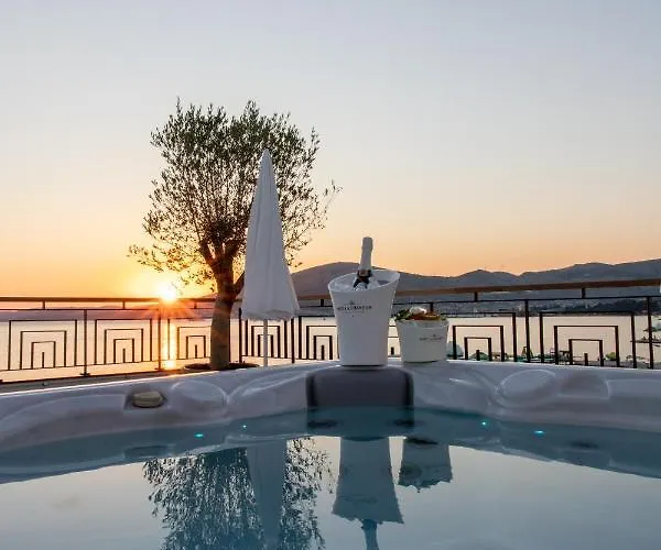 아파트 Vagabundo Beachfront Penthouse - Private Jacuzzi & Sunset Views 트로기르