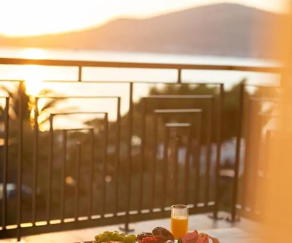 아파트 Vagabundo Beachfront Penthouse - Private Jacuzzi & Sunset Views 트로기르