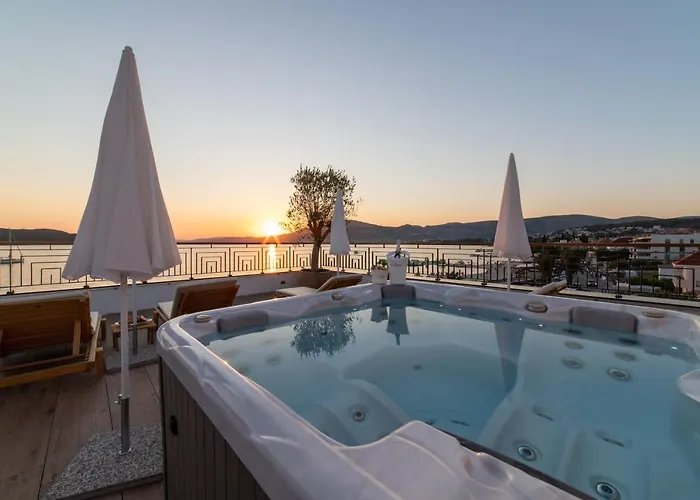 Vagabundo Beachfront Penthouse - Private Jacuzzi & Sunset Views 트로기르