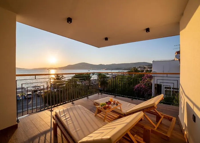 Vagabundo Beachfront Penthouse - Private Jacuzzi & Sunset Views 트로기르