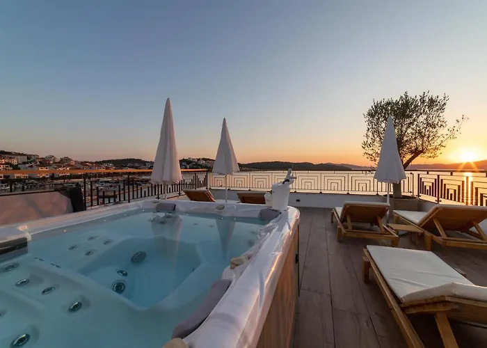 Vagabundo Beachfront Penthouse - Private Jacuzzi & Sunset Views * 트로기르
