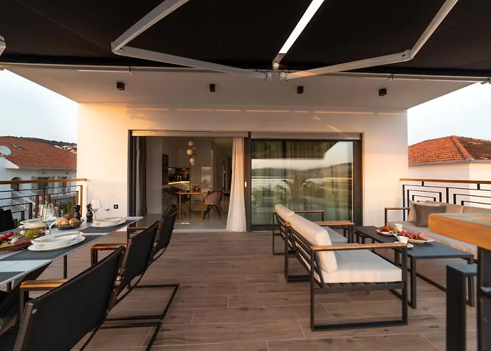 Vagabundo Beachfront Penthouse - Private Jacuzzi & Sunset Views 트로기르
