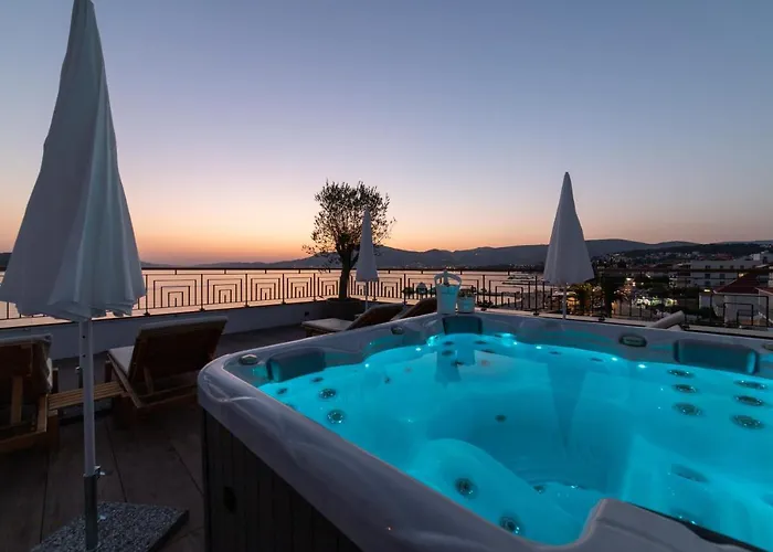 Vagabundo Beachfront Penthouse - Private Jacuzzi & Sunset Views * 트로기르