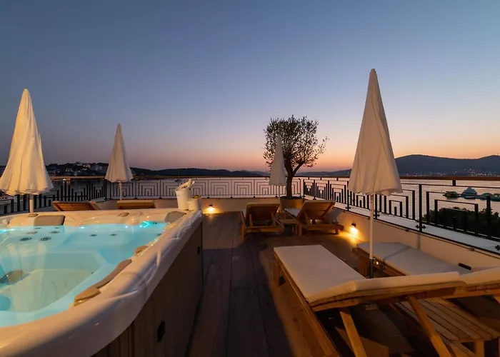 아파트 Vagabundo Beachfront Penthouse - Private Jacuzzi & Sunset Views 트로기르