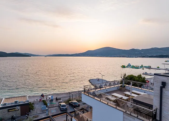 Vagabundo Beachfront Penthouse - Private Jacuzzi & Sunset Views 트로기르
